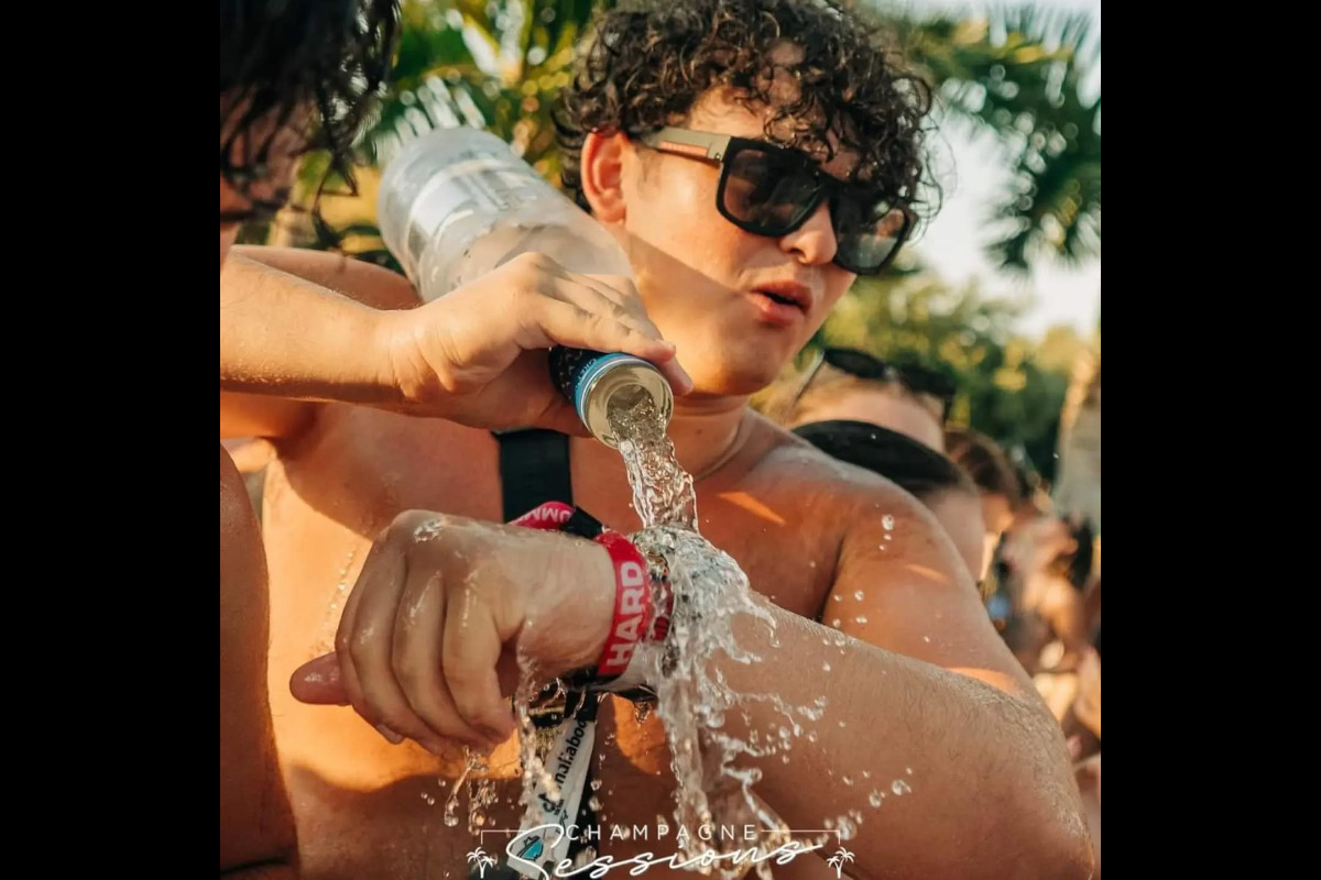 Oasis Pool Bar 