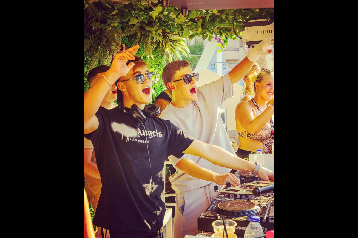 Oasis Pool Bar 