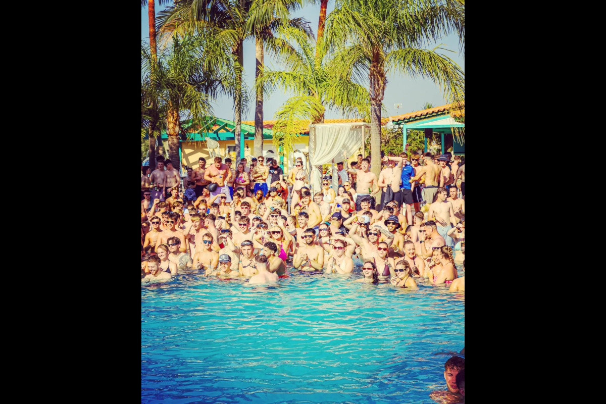 Oasis Pool Bar 