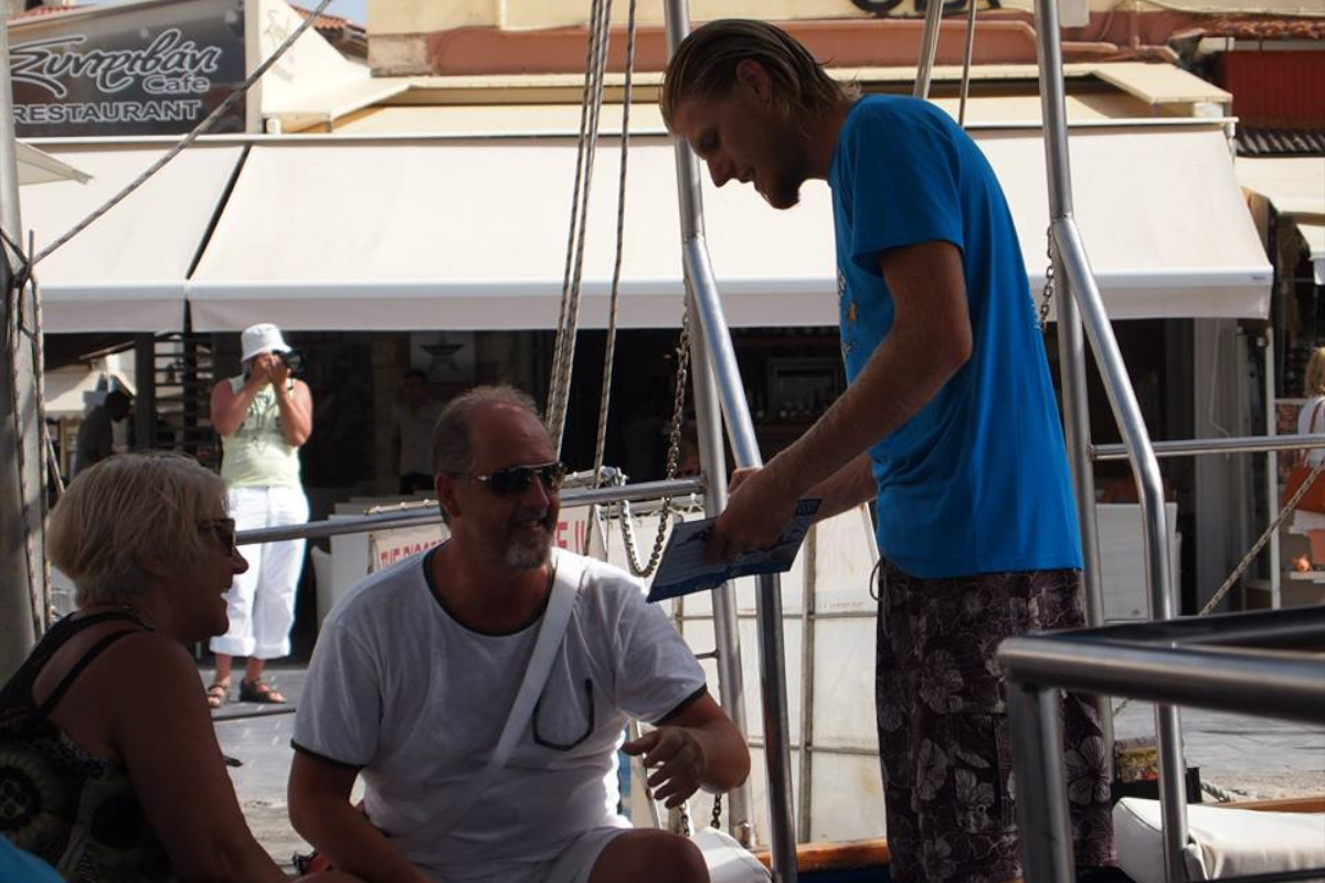 Χανιά: Περιήγηση με σκάφος διάρκειας 3,5 ωρών με κολύμπι, κολύμβηση με αναπνευστήρα και θέαση από το γυάλινο πάτο